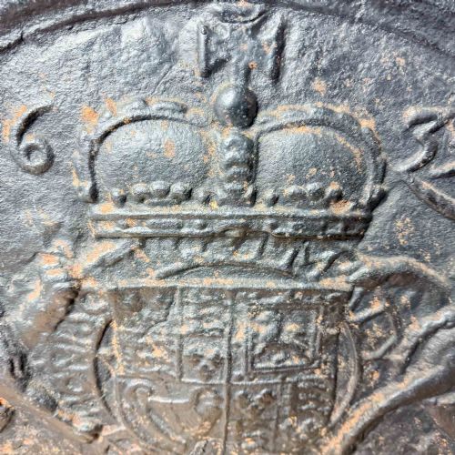 ANTIQUE CAST IRON FIRE BACK WITH ROYAL CREST - ADDITIONAL PHOTO 6