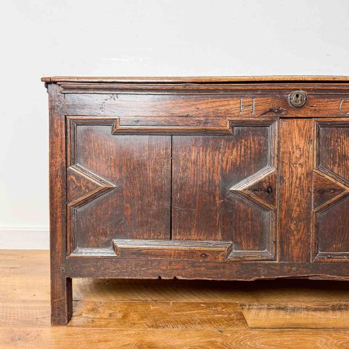 ANTIQUE OAK COFFER WITH GEOMETRIC PANELLED FRONT - ADDITIONAL PHOTO 3