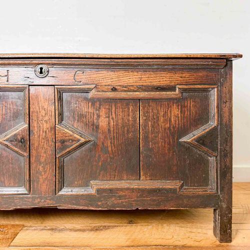 ANTIQUE OAK COFFER WITH GEOMETRIC PANELLED FRONT - ADDITIONAL PHOTO 4