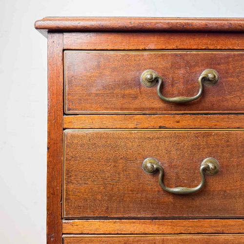 SMALL GEORGIAN MAHOGANY CHEST OF DRAWERS - ADDITIONAL PHOTO 1