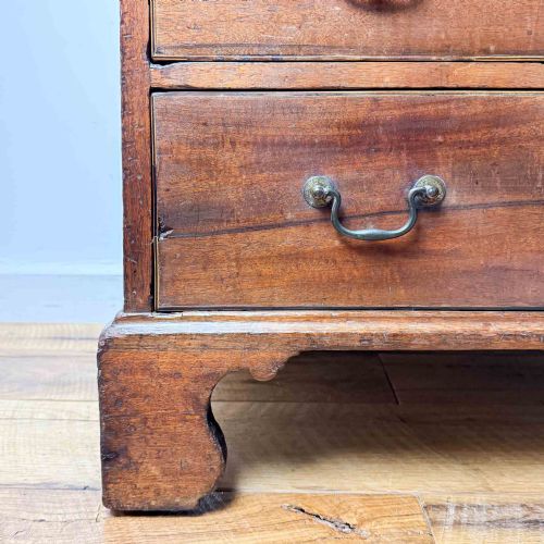 SMALL GEORGIAN MAHOGANY CHEST OF DRAWERS - ADDITIONAL PHOTO 6