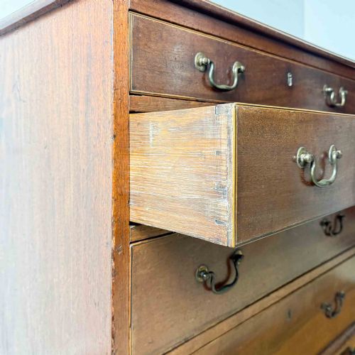 SMALL GEORGIAN MAHOGANY CHEST OF DRAWERS - ADDITIONAL PHOTO 11