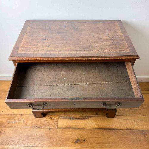 SMALL GEORGIAN MAHOGANY CHEST OF DRAWERS - ADDITIONAL PHOTO 12