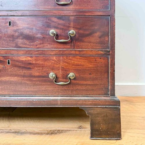 GEORGIAN MAHOGANY BACHELORS CHEST OF DRAWERS - ADDITIONAL PHOTO 5