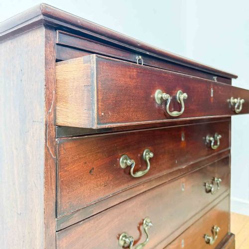 GEORGIAN MAHOGANY BACHELORS CHEST OF DRAWERS - ADDITIONAL PHOTO 9