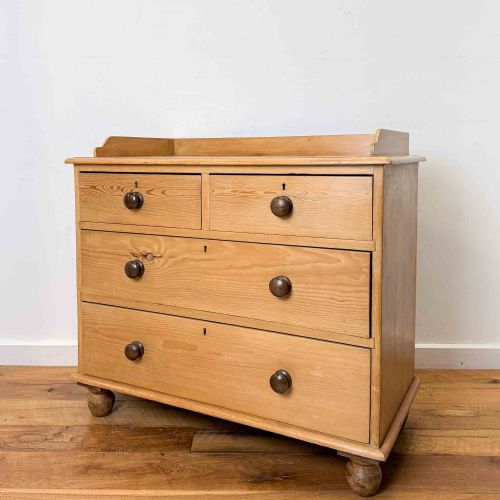 ANTIQUE PINE CHEST OF DRAWERS WITH BUN FEET - ADDITIONAL PHOTO 1
