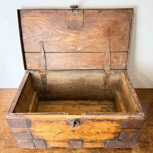 ANTIQUE ELM AND PINE IRON BOUND STRONGBOX - ADDITIONAL PHOTO 12