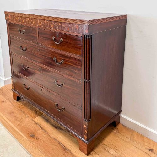 ANTIQUE MAHOGANY CHEST OF DRAWERS WITH FLORAL INLAY DETAILS - ADDITIONAL PHOTO 5
