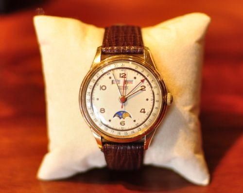 triple date hugex swiss wrist watch - CATEGORY: ANTIQUE CLOCKS - DATED 1950