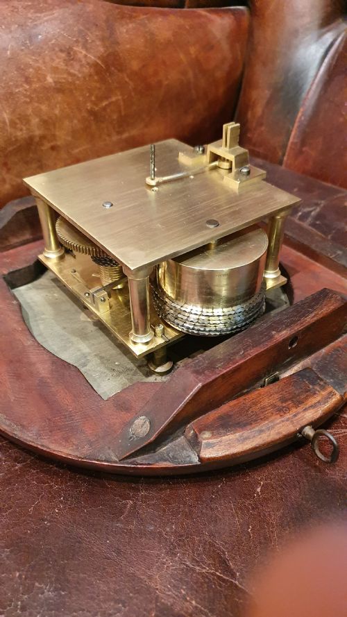 SMALL DIAL CLOCK BY PAYNE CO - ADDITIONAL PHOTO 1