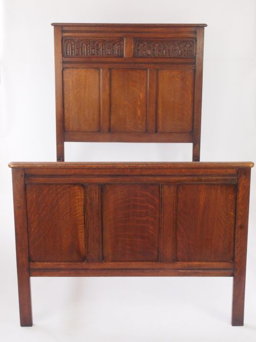 fig 1. Large Single Panelled Oak Bed