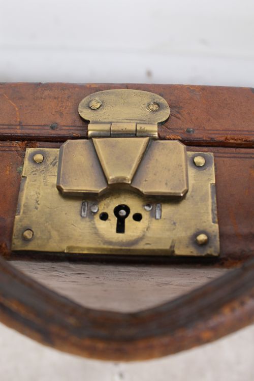ANTIQUE OAK LEATHER DOUBLE GUN CASE WITH KEY - ADDITIONAL PHOTO 6