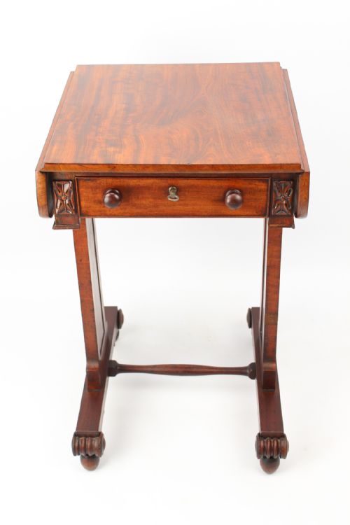 SMALL REGENCY MAHOGANY LAMP TABLE