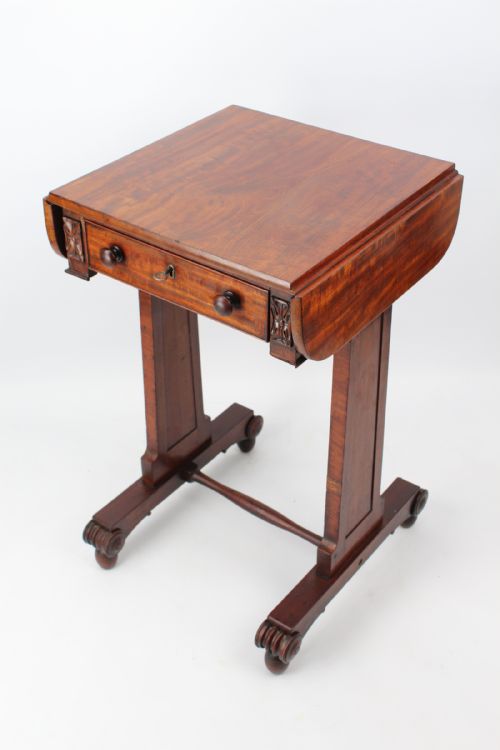 SMALL REGENCY MAHOGANY LAMP TABLE - ADDITIONAL PHOTO 3