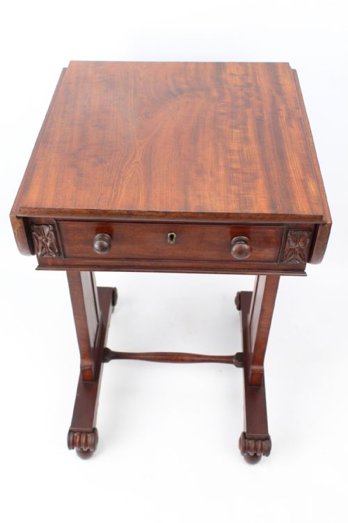SMALL REGENCY MAHOGANY LAMP TABLE - ADDITIONAL PHOTO 5