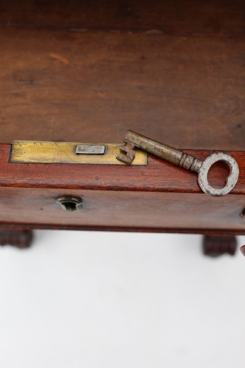 SMALL REGENCY MAHOGANY LAMP TABLE - ADDITIONAL PHOTO 9