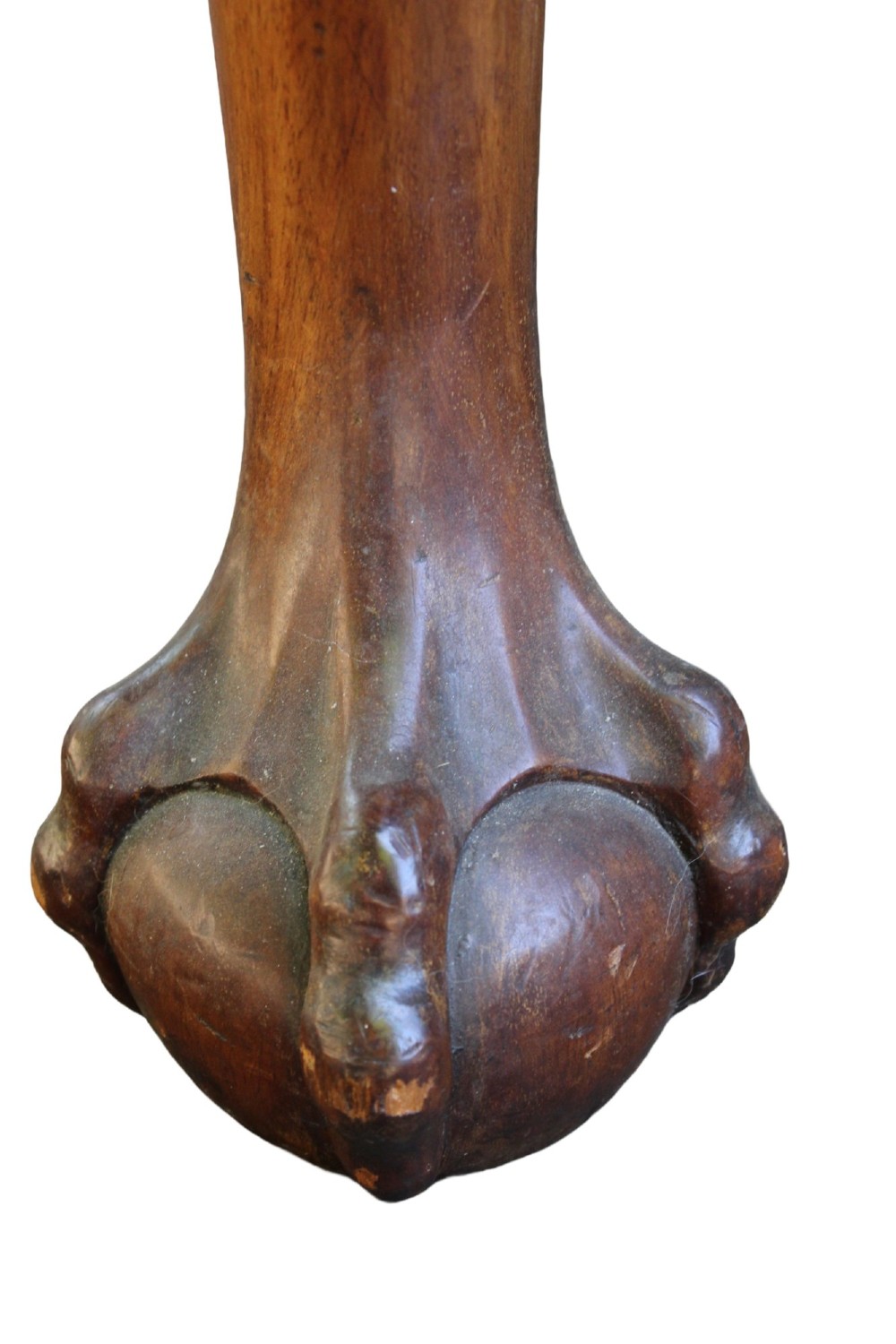 An antique Edwardian extending mahogany dining table featuring an oval top with gadrooned edges and carved cabriole legs terminating in ball-and-claw feet. View VIII