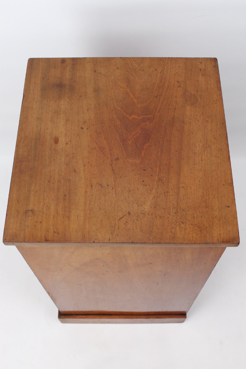 A small Edwardian mahogany bedside cabinet featuring fine boxwood string inlay on the single cupboard door and a brass drop handle. View VI