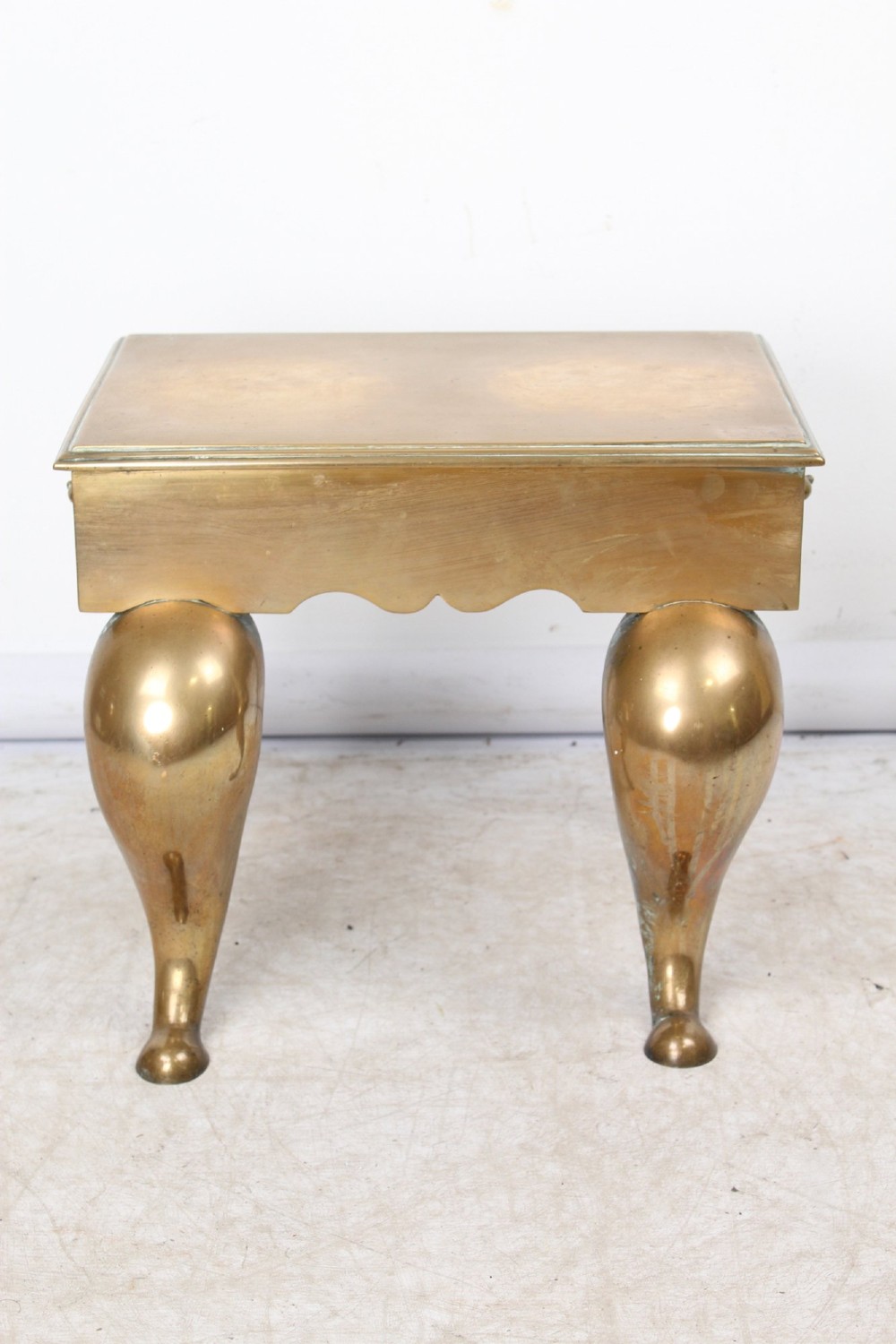 An antique Georgian brass footman featuring cabriole front legs, turned rear legs, side drop handles, and a rectangular top surface. View II