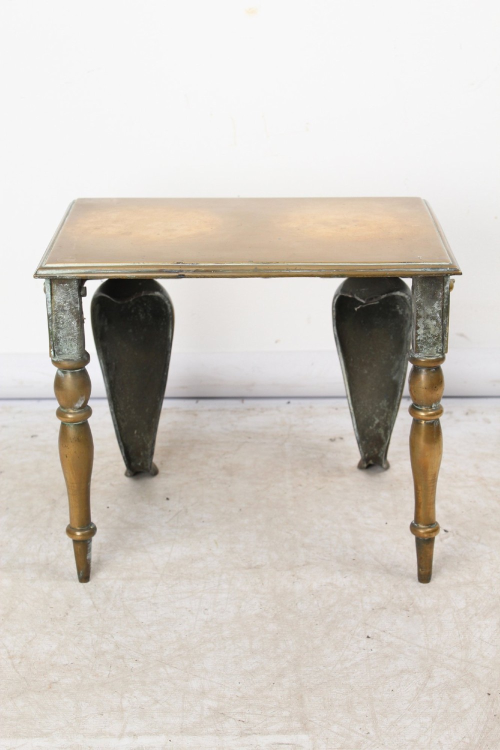 An antique Georgian brass footman featuring cabriole front legs, turned rear legs, side drop handles, and a rectangular top surface. View IV
