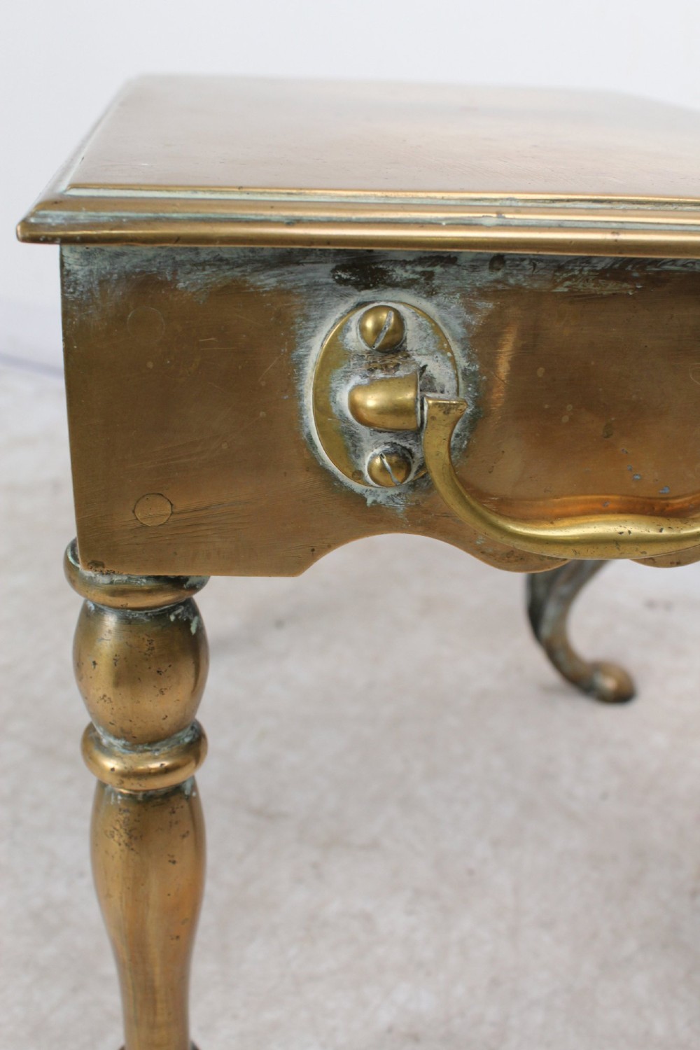 An antique Georgian brass footman featuring cabriole front legs, turned rear legs, side drop handles, and a rectangular top surface. View VIII