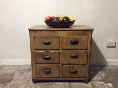 A FRENCH CHEST OF DRAWERS - ADDITIONAL PHOTO 1