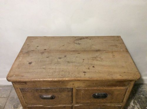 A FRENCH CHEST OF DRAWERS - ADDITIONAL PHOTO 3