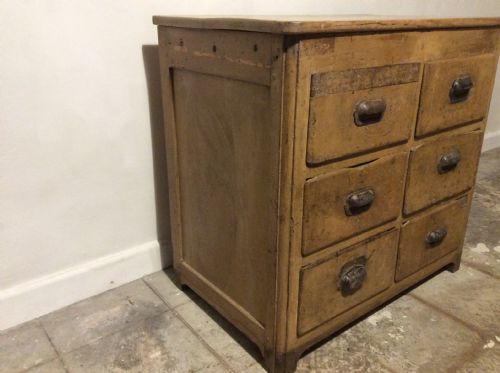 A FRENCH CHEST OF DRAWERS - ADDITIONAL PHOTO 4