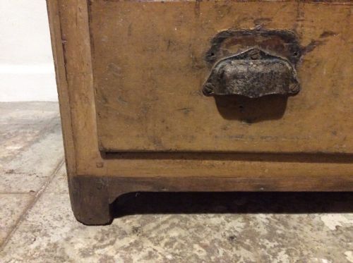 A FRENCH CHEST OF DRAWERS - ADDITIONAL PHOTO 6