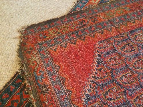 AN ANTIQUE CAUCASIAN PRAYER RUG - ADDITIONAL PHOTO 6