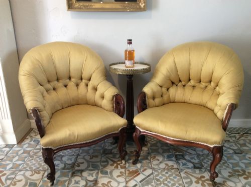 A NEAR PAIR OF UPHOLSTERED ARMCHAIRS - ADDITIONAL PHOTO 1