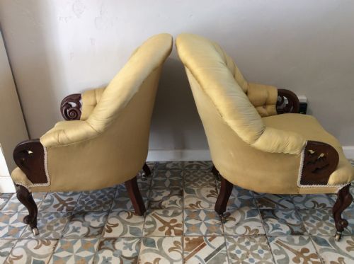 A NEAR PAIR OF UPHOLSTERED ARMCHAIRS - ADDITIONAL PHOTO 2
