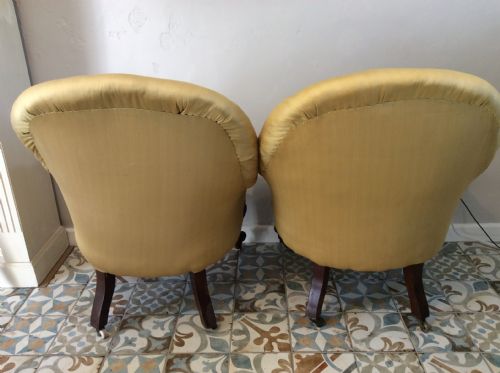 A NEAR PAIR OF UPHOLSTERED ARMCHAIRS - ADDITIONAL PHOTO 3
