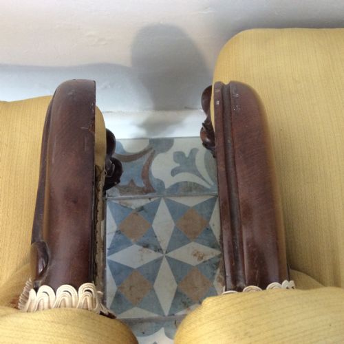 A NEAR PAIR OF UPHOLSTERED ARMCHAIRS - ADDITIONAL PHOTO 4