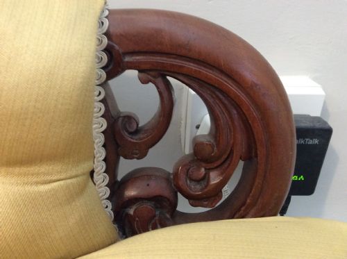A NEAR PAIR OF UPHOLSTERED ARMCHAIRS - ADDITIONAL PHOTO 6