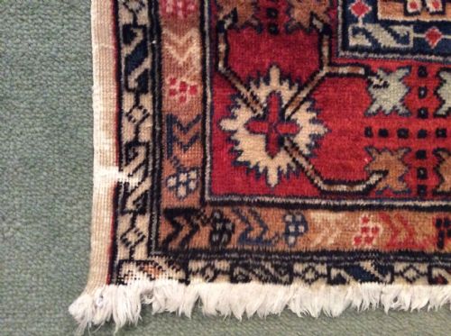 A SMALL ANTIQUE ANATOLIAN RUG - ADDITIONAL PHOTO 1