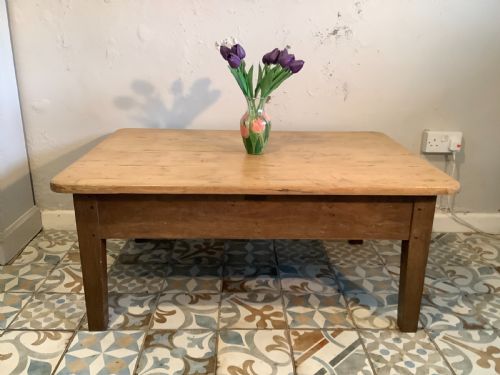 A RUSTIC FRENCH COFFEE TABLE - ADDITIONAL PHOTO 1