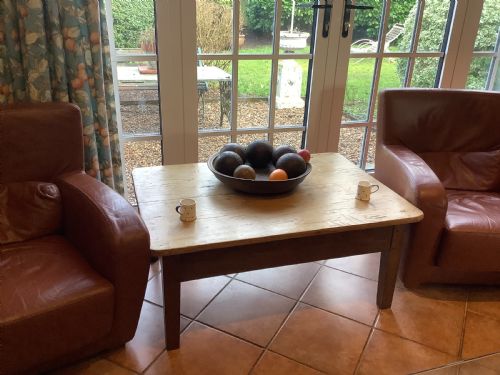 A RUSTIC FRENCH COFFEE TABLE - ADDITIONAL PHOTO 3