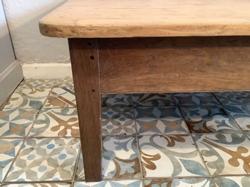 A RUSTIC FRENCH COFFEE TABLE - ADDITIONAL PHOTO 6