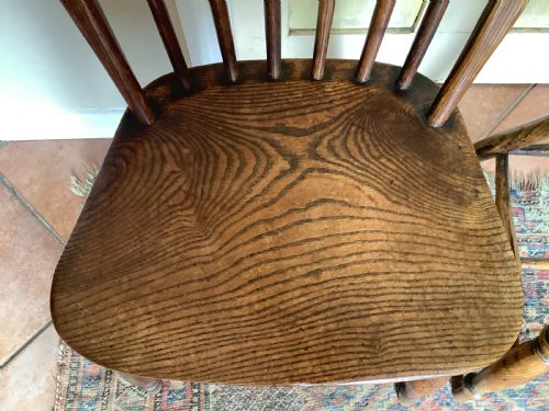 A NEAR PAIR OF STICK BACK WINDSOR KITCHEN CHAIRS - ADDITIONAL PHOTO 4