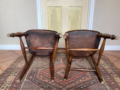 A NEAR PAIR OF STICK BACK WINDSOR KITCHEN CHAIRS - ADDITIONAL PHOTO 5