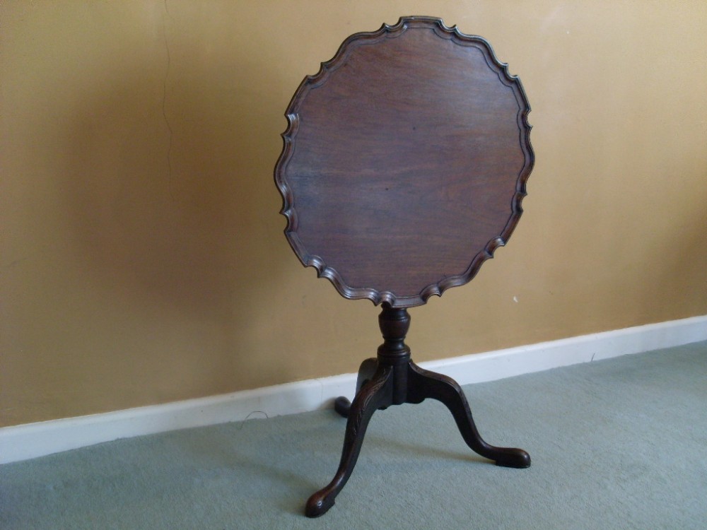 A lovely Georgian tilt top tripod table
