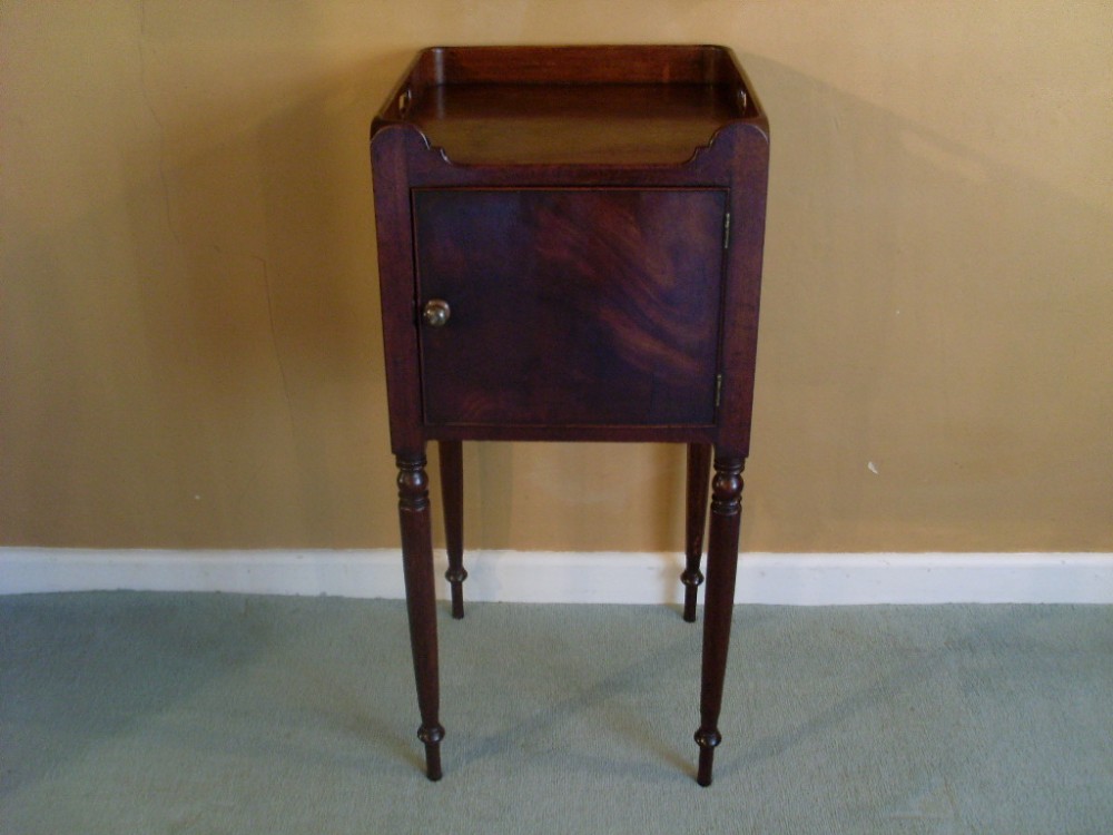 An early 19thC tray top bedside stand