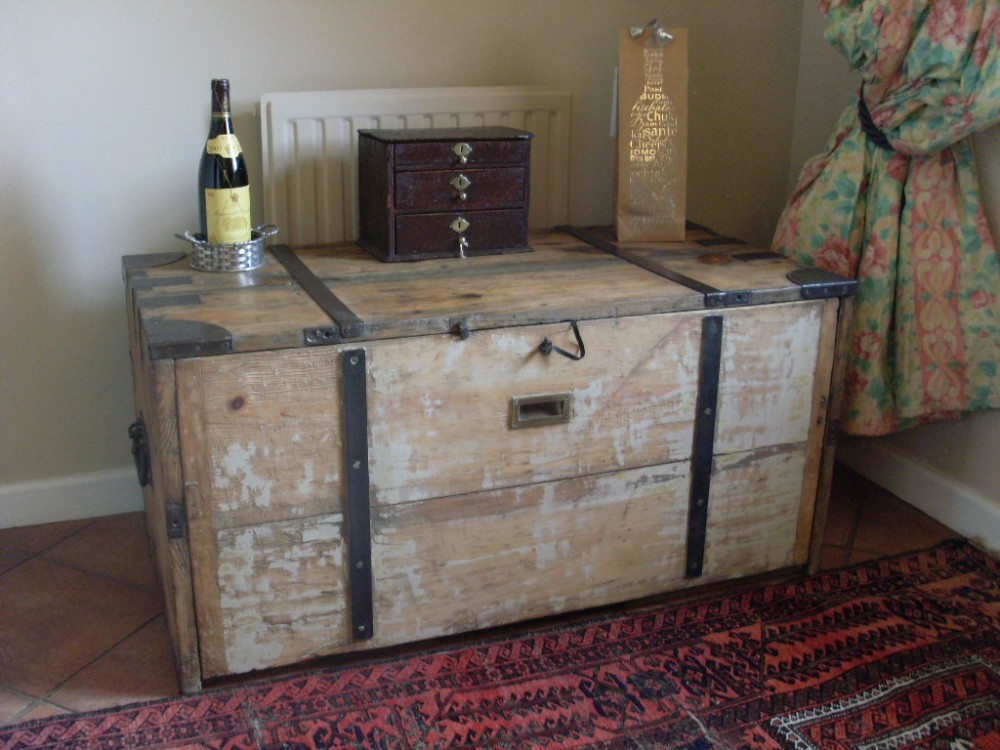 A military campaign trunk