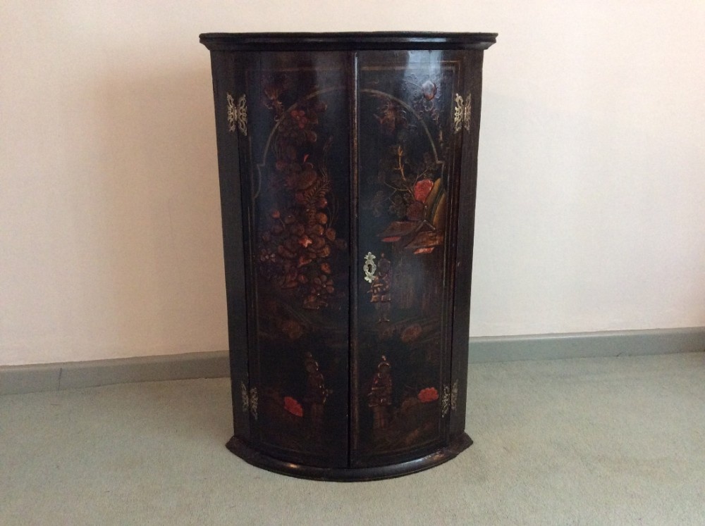 A Georgian chinoiserie cupboard