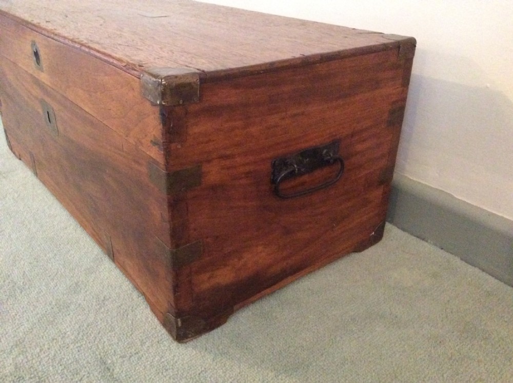 A military campaign camphor trunk View V