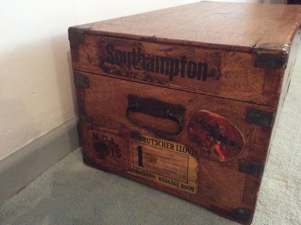A military campaign camphor trunk View VI