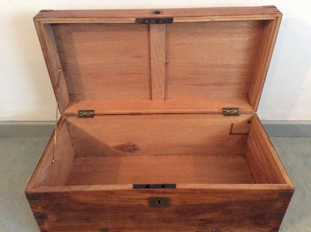 A military campaign camphor trunk View VII