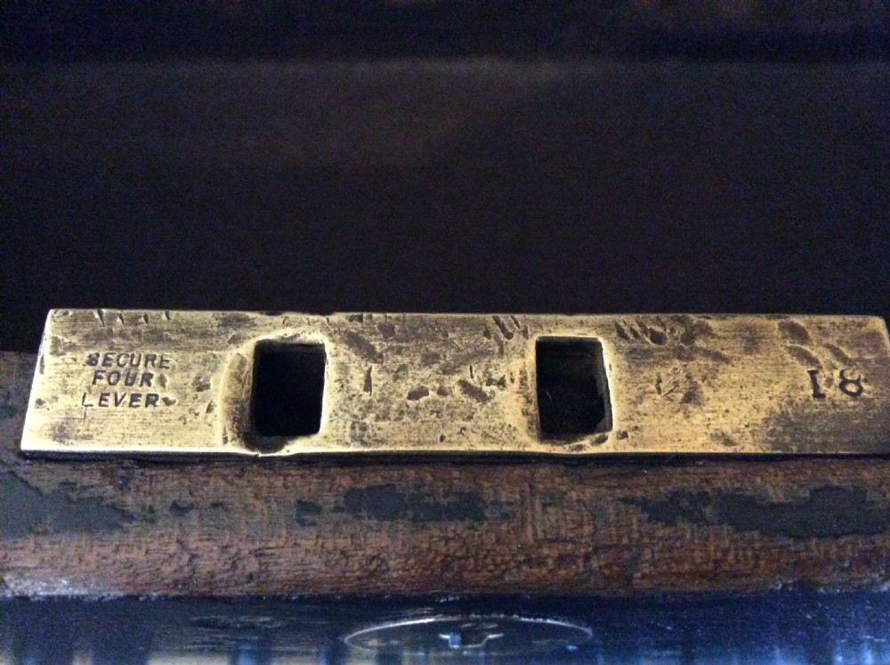 A Vintage car runnerboard trunk View V
