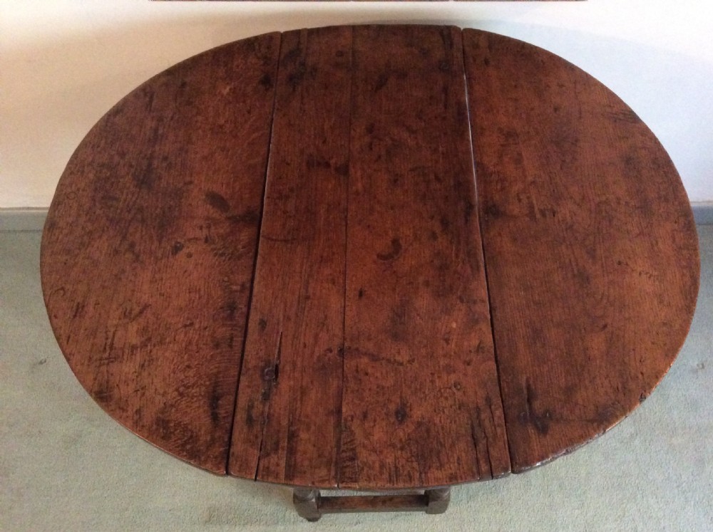 An early 18thC small oak dropleaf gateleg lamp table View IV